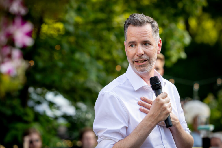 Christian Dürr bei einer Wahlkampfrede in Moers