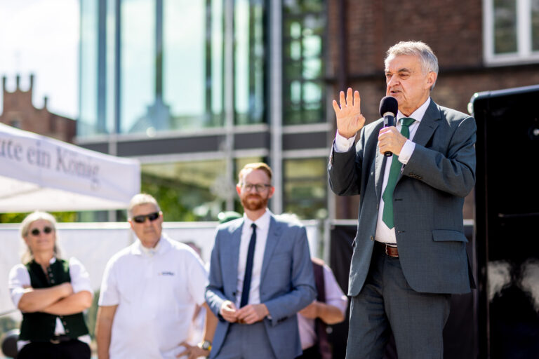 NRW-Innenminister Herbert Reul bei einer Wahlkampfrede auf dem Rheinberger Marktplatz
